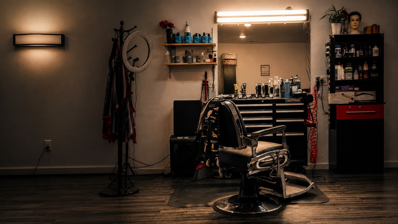 Royal Cutz 21 chair and shop atmosphere